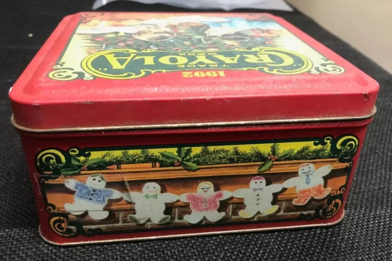 1992 Crayola Trade Mark Holiday Wishes Tin USED - Image 5