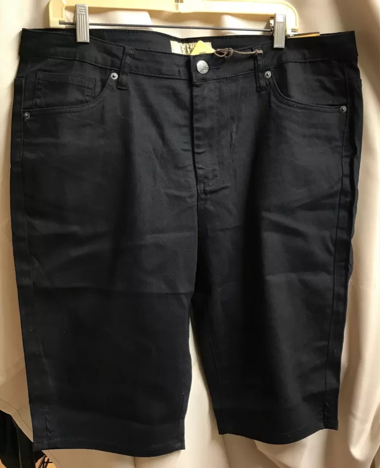 Hybrid & Company Black Bermuda Shorts