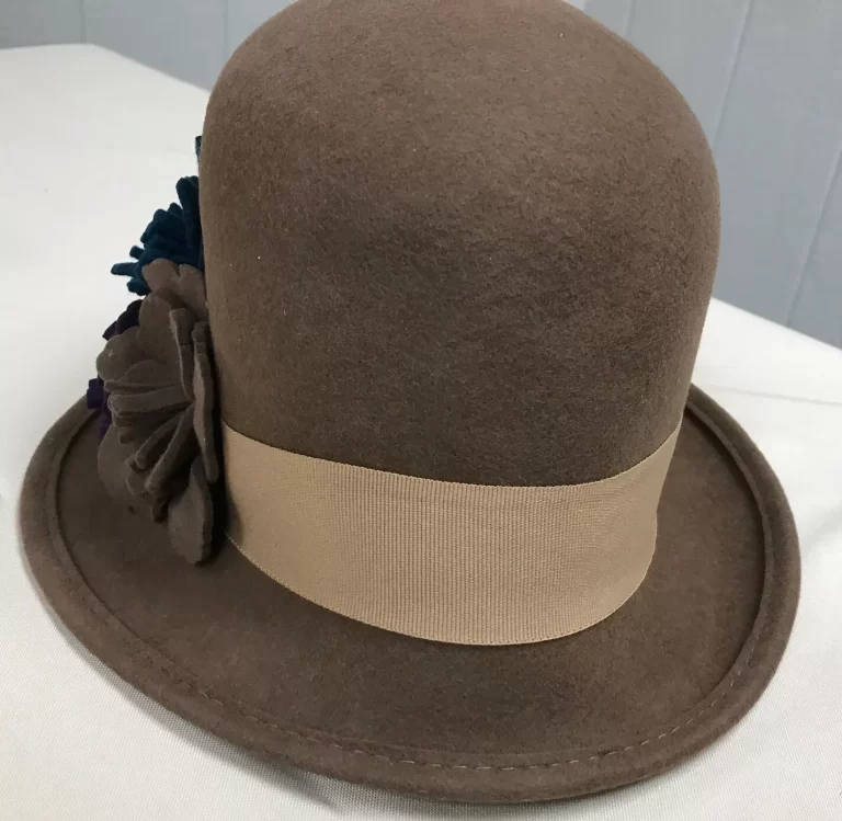 Scala Woman's Hat Handmade One Size Pecan Color Felt with Felt Flowers NEW - Image 3