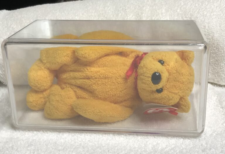 Ty Beanie Baby – Poopsie the Bear – Yellow Gold – March 31, 2001 – Tags Intact – Display Case – Estate Collection - Image 2