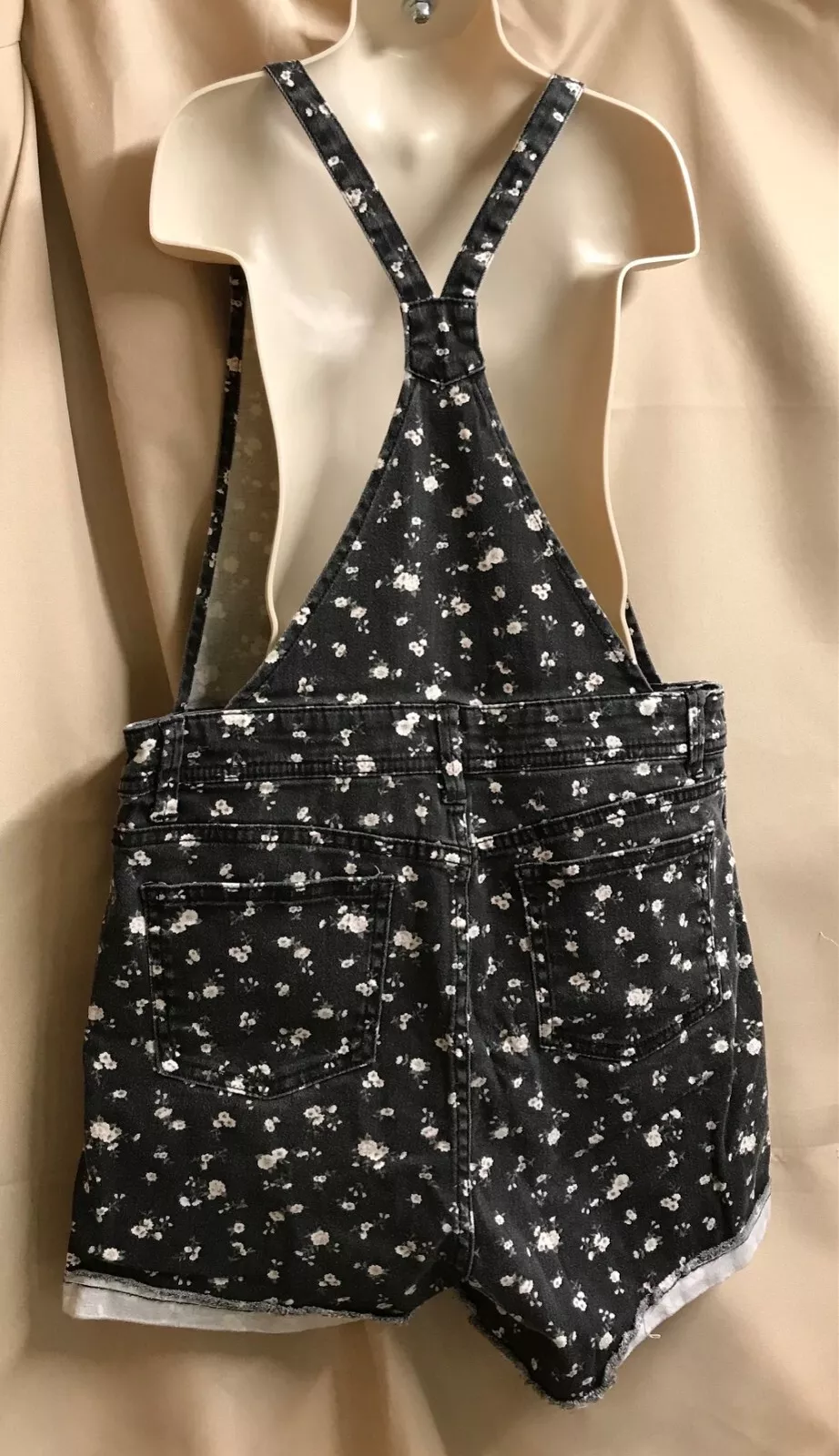 Art club pin flowers item