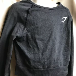 Black cropped item gymshark black