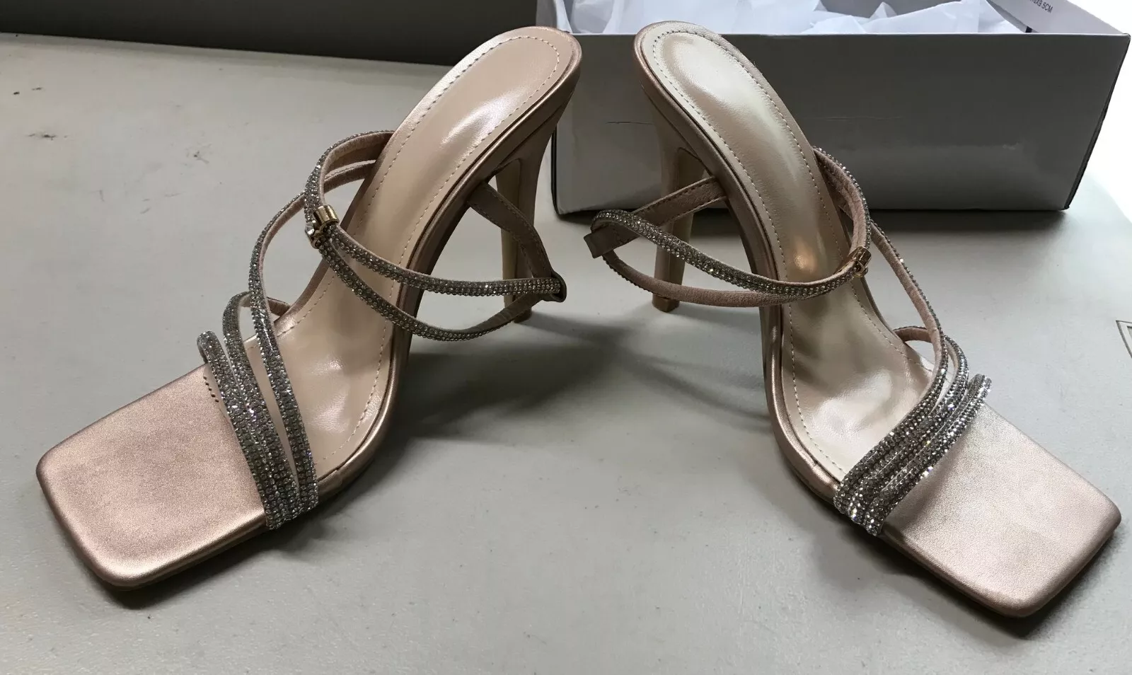 Item pink metalic metalic heels